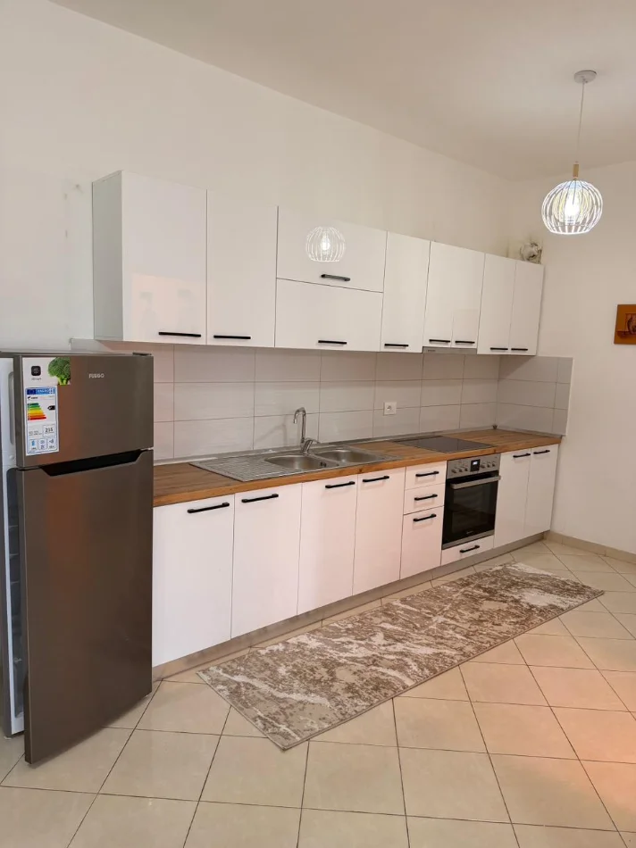 Tirane, jepet me qera apartament 2+1+Ballkon Kati 7, 100 m² 500 € (Yzberisht prane kmy-se)