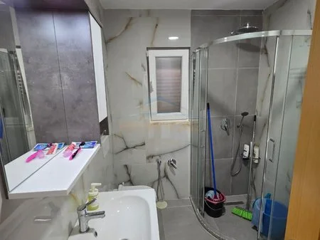 Tirane, jepet me qera shtepi 2+1+Aneks+Ballkon Kati 2, 100 m² 600 € (Ali Demi)