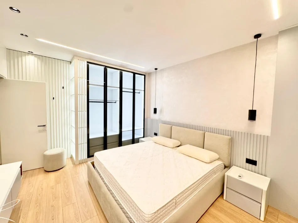 Tirane, jepet me qera apartament 1+1+Ballkon Kati 2, 85 m² 800 € 