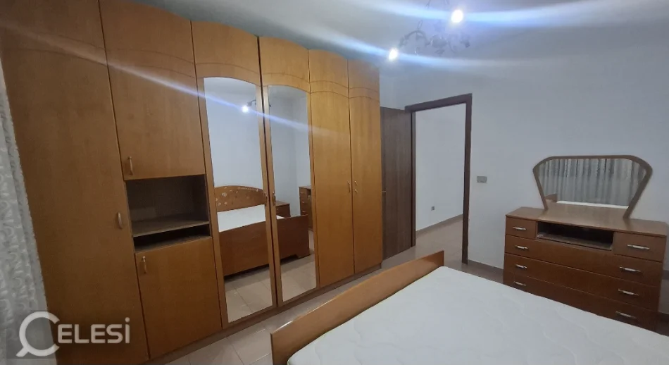 Tirane, jepet me qera apartament 1+1 Kati 9, 68 m² 530 € (Komuna e Parisit, prane Lulishtes)
