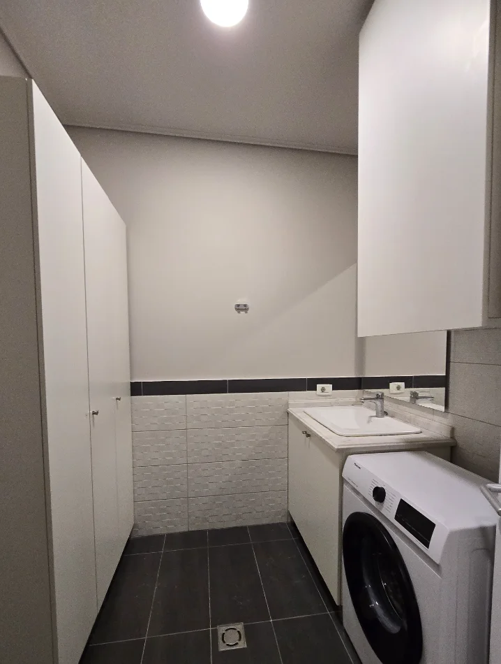 Tirane, jepet me qera apartament 2+1 , 125 m² 1.100 € 