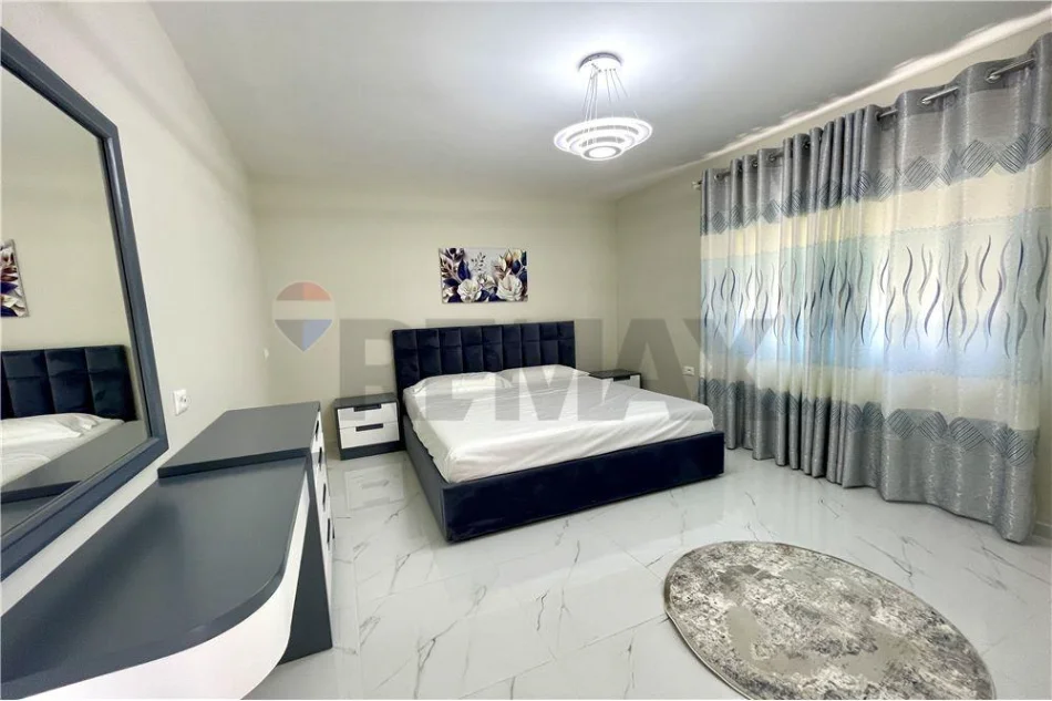Apartament per qira, 2+1+ post parkimi, totalisht i mobiluar tek Prokuroria e Tiranes! (75'000 leke/muaj)