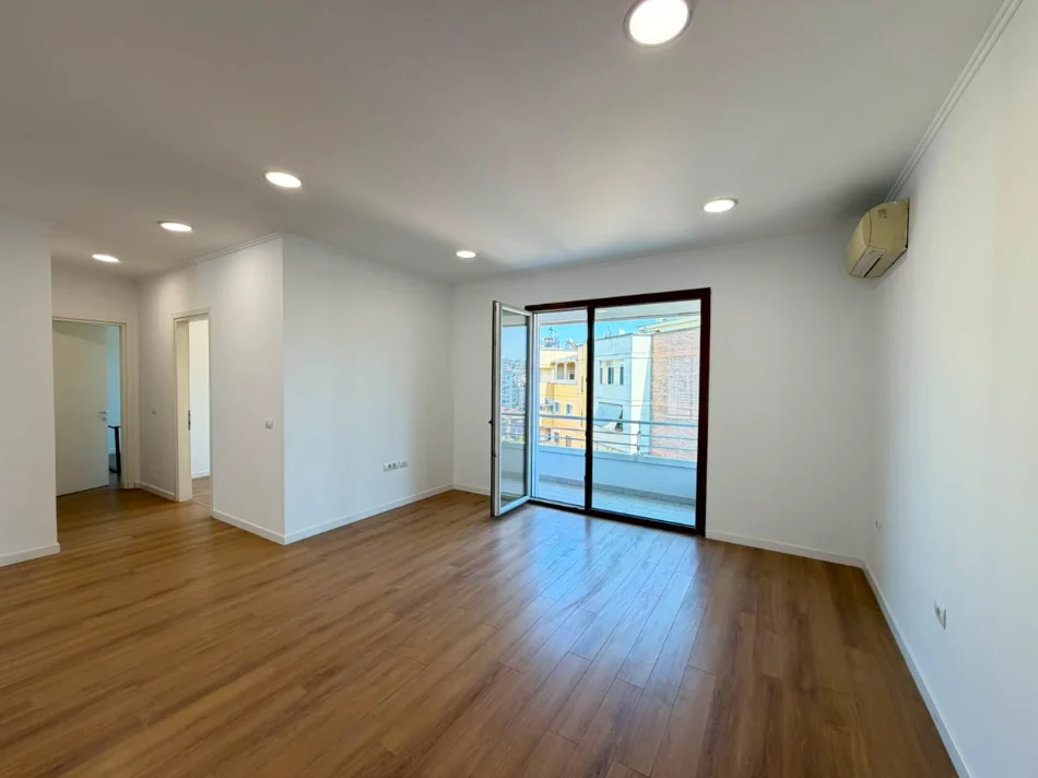 Tirane, jepet me qera zyre Kati 8, 180 m² 2.500 € (Hilton Garden Inn)