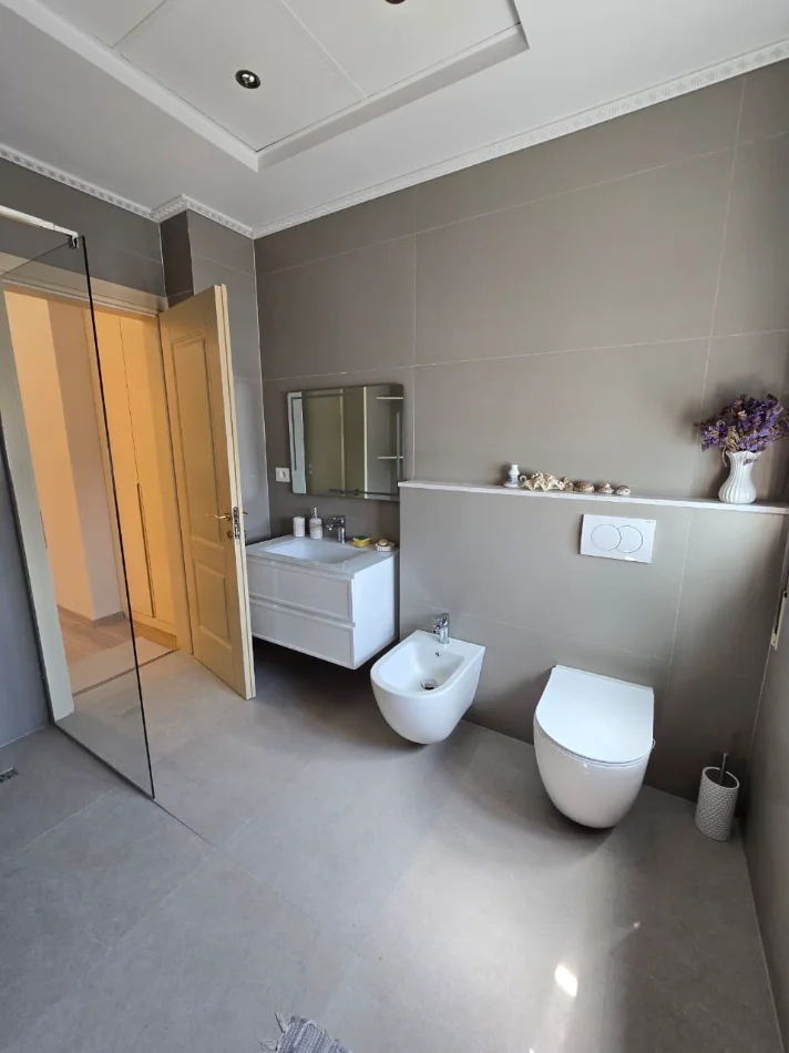 Tirane, jepet me qera apartament 2+1 , 104 m² 900 € 