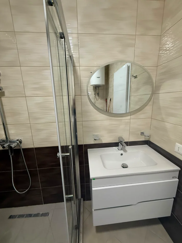 Tirane, jepet me qera apartament 2+1 Kati 4, 85 m² 800 € (Rruga e Barrikadave.)