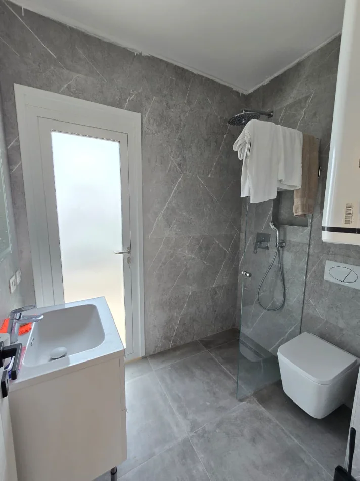 Tirane, jepet me qera apartament 2+1 , 150 m² 1.000 € 
