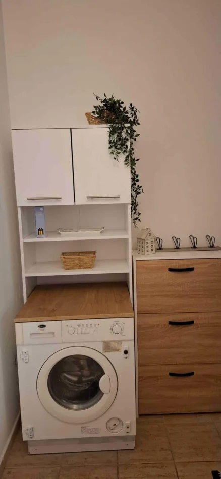 Tirane, jepet me qera apartament 1+1 Kati 3, 70 m² 690 € (Qender, Sheshi Skenderbeu)