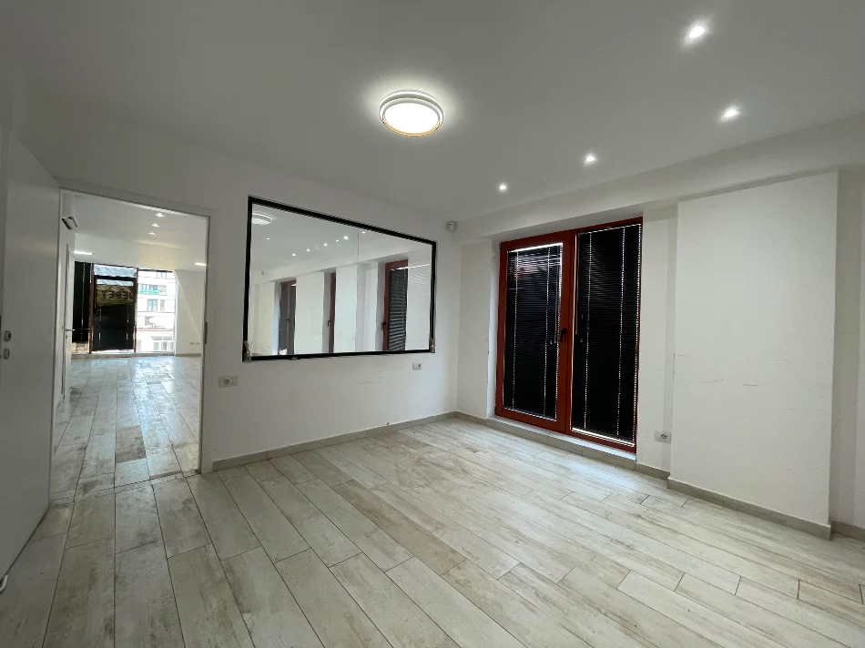Tirane, jepet me qera ambjent biznesi Kati 5, 156 m² 2.500 € (Rruga e Kavajes)
