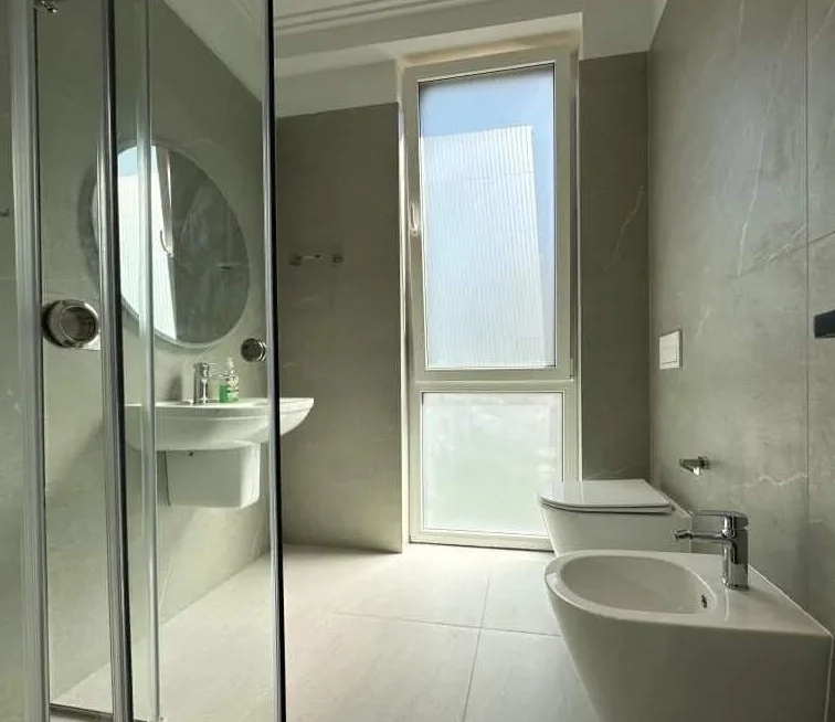 Tirane, jepet me qera apartament 3+1 , 120 m² 2.000 € 