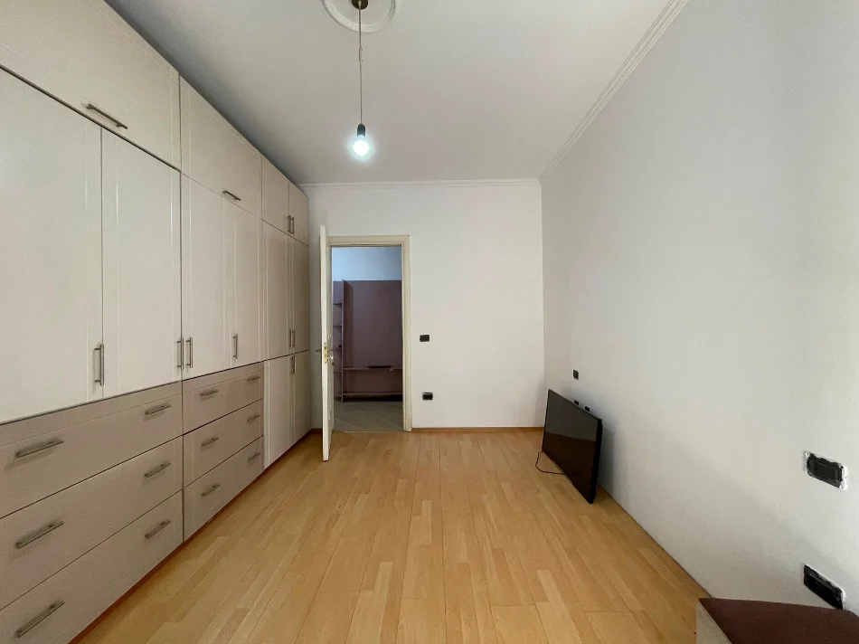 Tirane, jepet me qera apartament 2+1 Kati 3, 98 m² 700 € (Bulevardi Zhan Dark.)