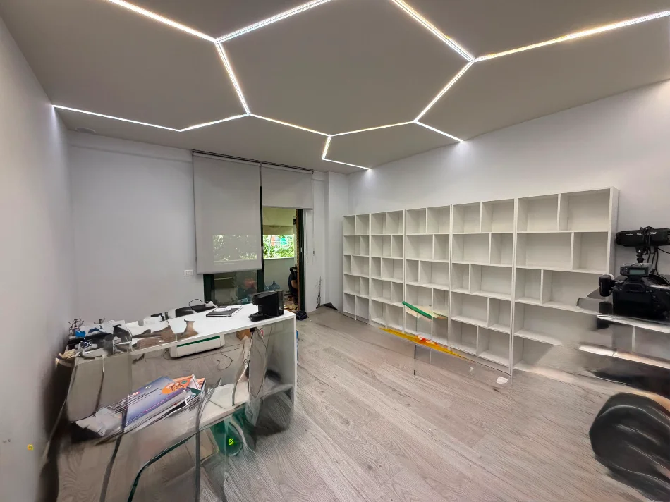 Tirane, jepet me qera zyre Kati 3, 140 m² 2.000 € (Blloku)