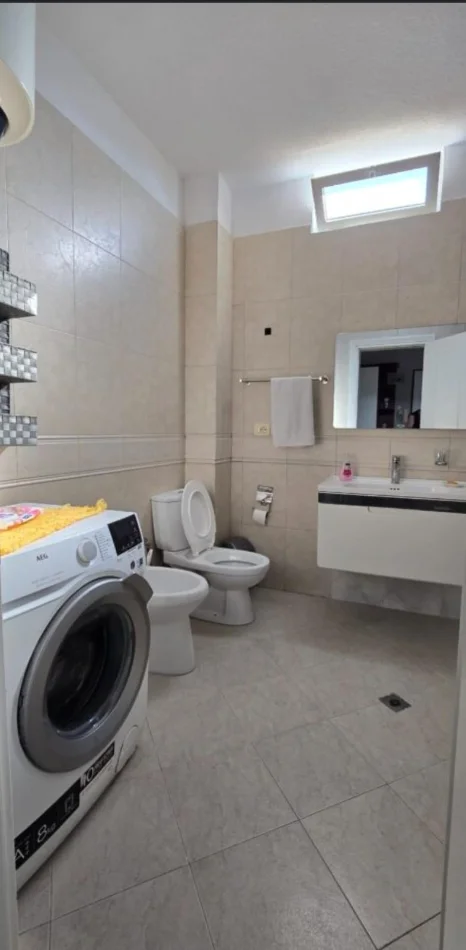 Tirane, jepet me qera apartament 2+1 Kati 5, 90 m² 650 € (Rruga e Barrikadave)