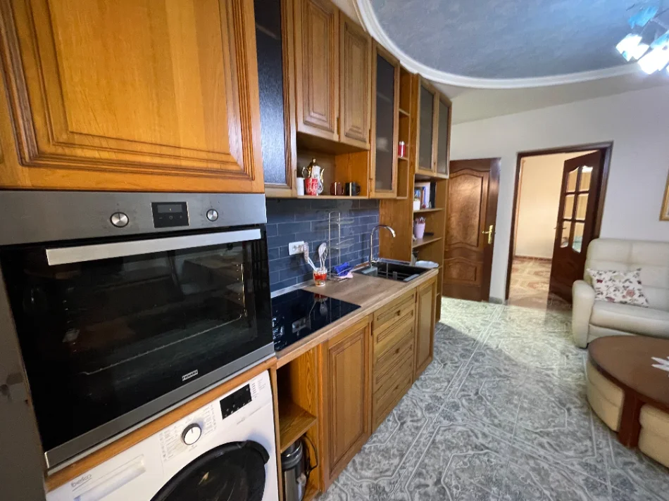 Tirane, jepet me qera apartament 1+1 Kati 4, 550 € (Rruga Kosovareve)