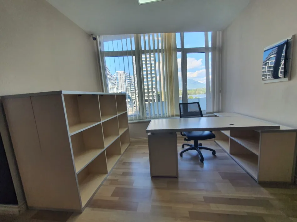 Tirane, jepet me qera zyre Kati 1, 260 m² 3.000 € (Liqeni Artificial/Rr.Shyqyri Brari)