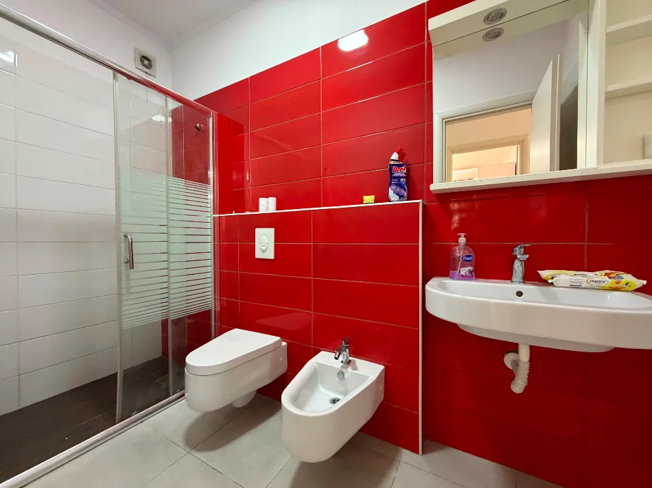 Tirane, jepet me qera apartament 1+1 Kati 4, 70 m² 500 € (Oxhaku)