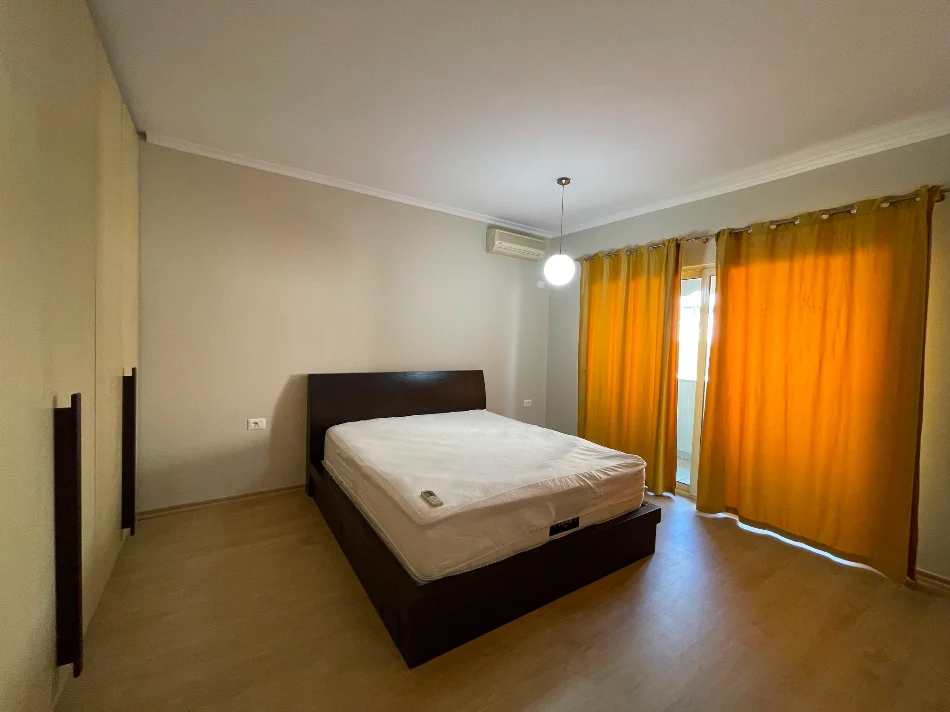 Tirane, jepet me qera apartament 2+1 Kati 3, 110 m² 800 € (Komuna e Parisit)