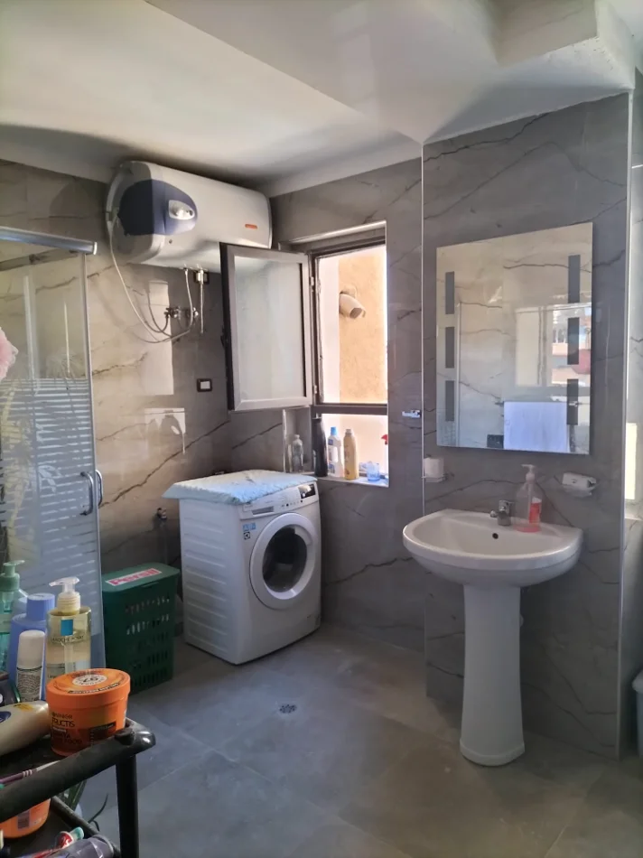 Tirane, jepet me qera apartament 2+1+Ballkon Kati 4, 85 m² 600 € (Shkolla e Kuqe/)