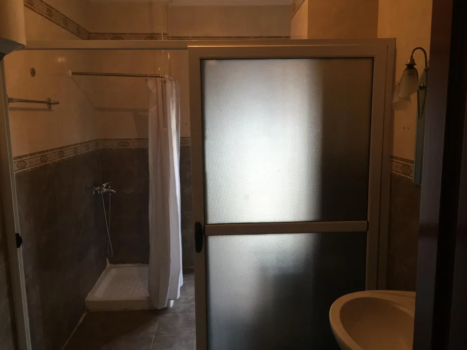 Tirane, jepet me qera apartament 3+1+Ballkon Kati 5, 130 m² 550 € (Medreseja)