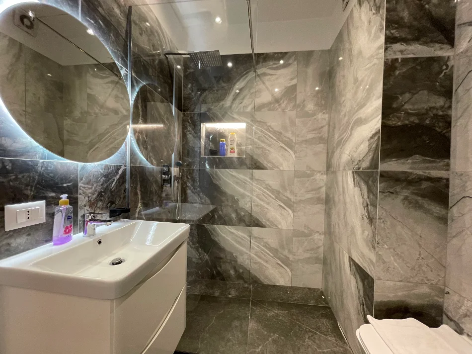 Tirane, jepet me qera apartament 1+1 Kati 5, 70 m² 800 € (Komuna e Parisit)