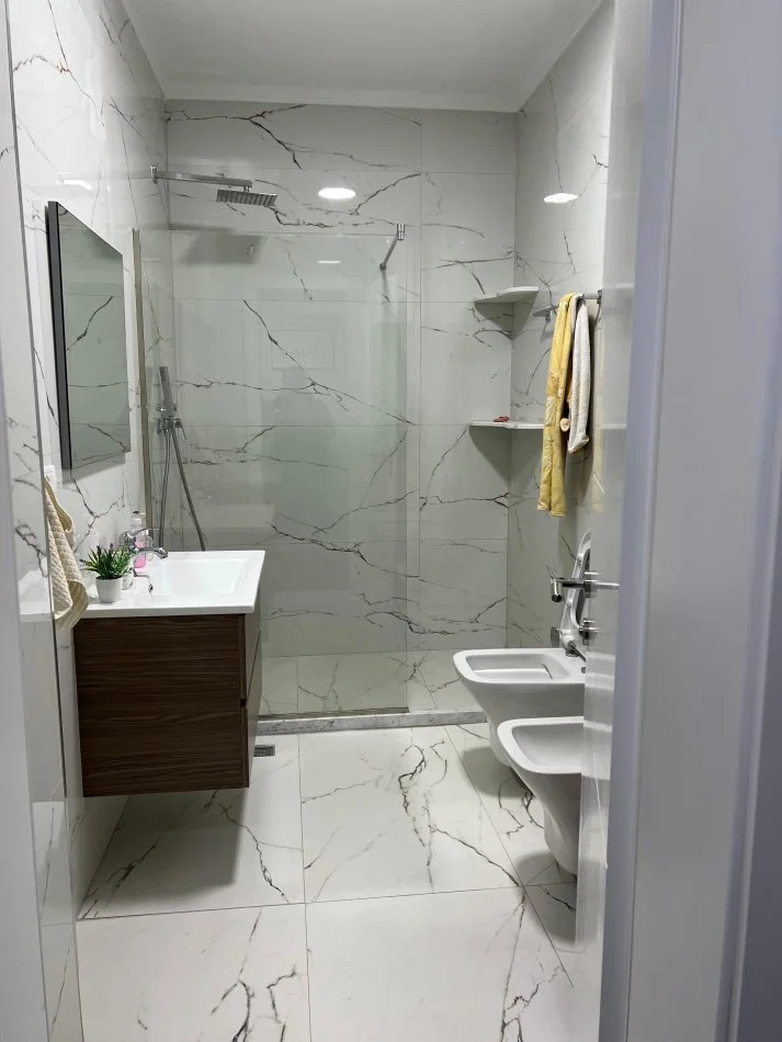 Tirane, jepet me qera apartament 1+1+Ballkon Kati 5, 60 m² 650 € (Kompleksi Delijorgji)
