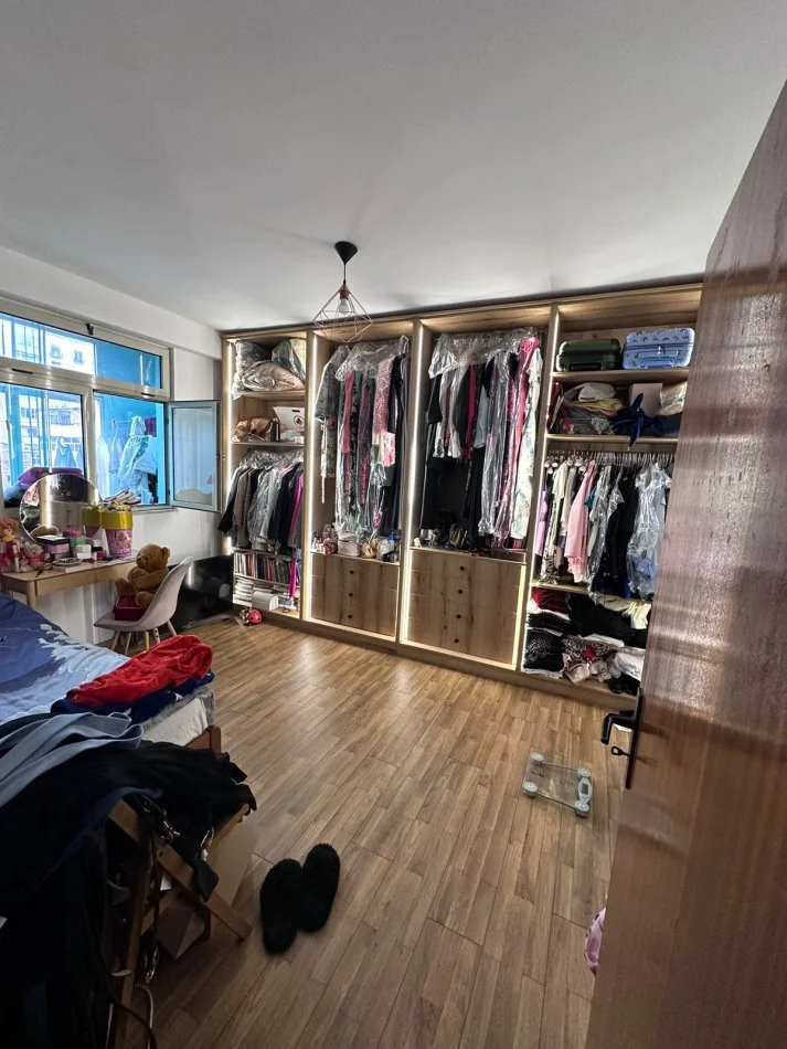 Shitet apartament 4+1+3 tualete tek Rruga e Barrikadave