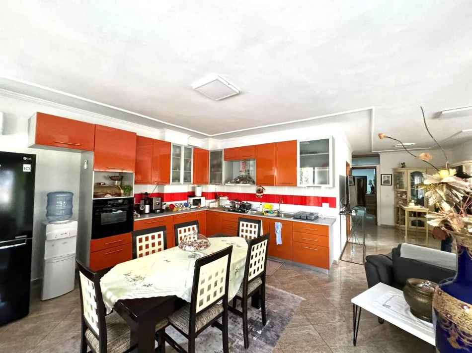 Tirane, shitet apartament 3+1 , 175 m² 299.000 € (rruga barrikadave)