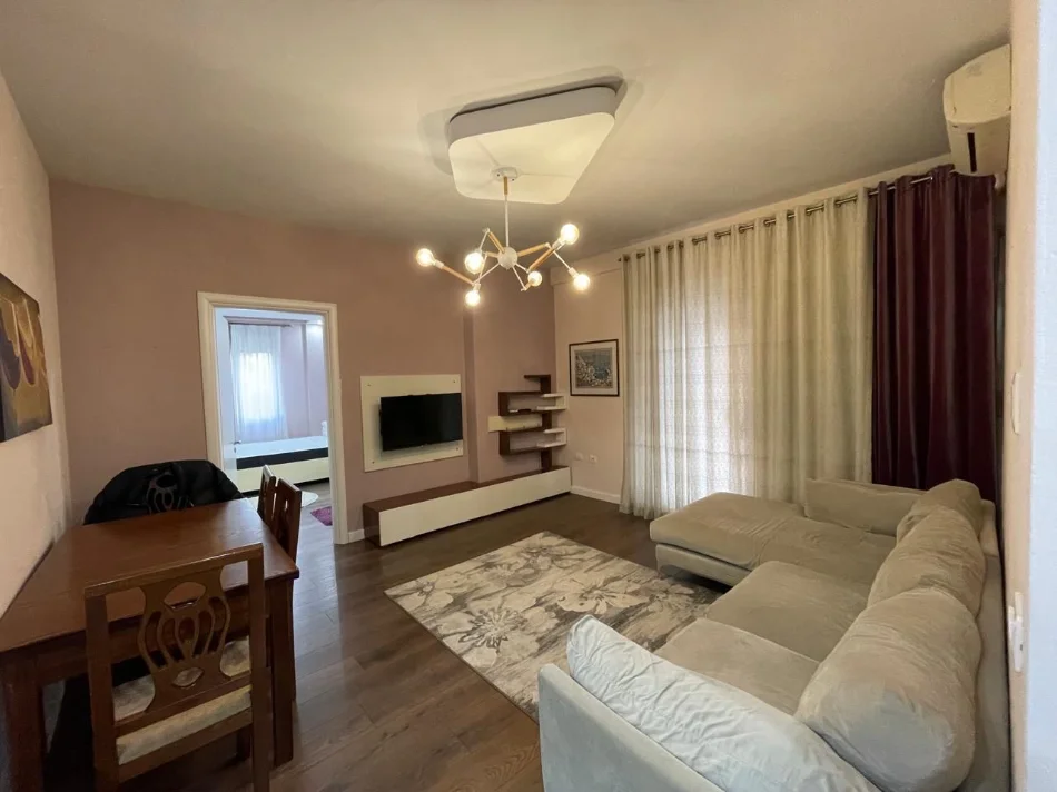 Tirane, jepet me qera apartament 1+1+Ballkon Kati 1, 70 m² 608 € (Liqeni thate)