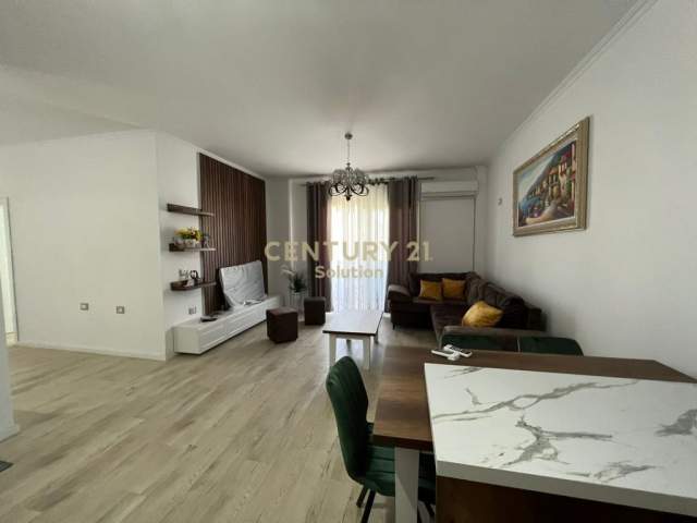 Tirane, jepet me qera apartament 2+1+BLK Kati 4, 117 m² 450 Euro (prane Kristal Center)