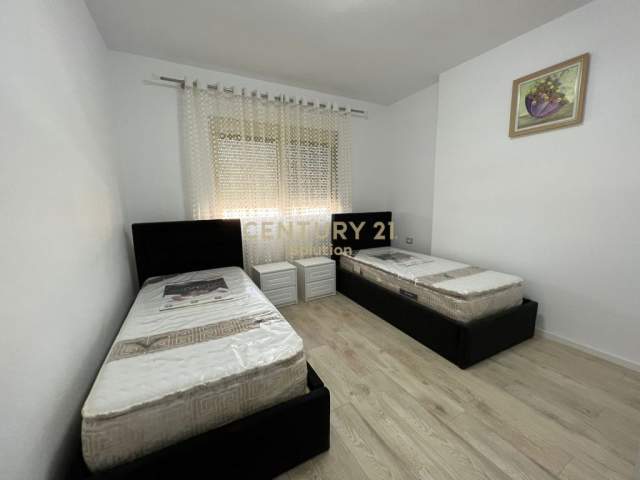 Tirane, jepet me qera apartament 2+1+BLK Kati 4, 117 m² 450 Euro (prane Kristal Center)