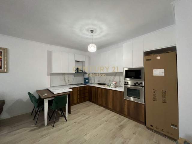 Tirane, jepet me qera apartament 2+1+BLK Kati 4, 117 m² 450 Euro (prane Kristal Center)