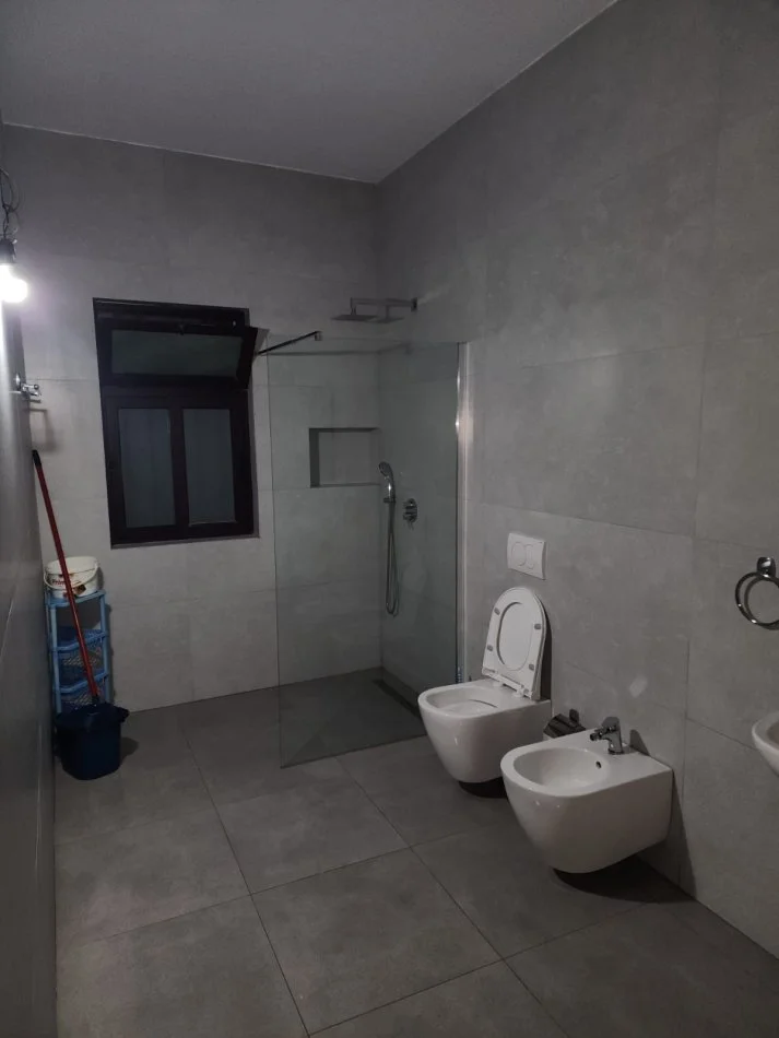 Tirane, jepet me qera apartament 1+1+Ballkon Kati 2, 80 m² 450 € (21 Dhjetori)