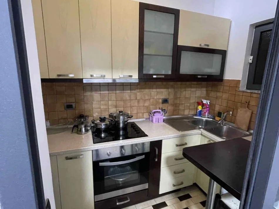 Tirane, jepet me qera apartament 1+1+Ballkon Kati 4, 64 m² 600 € (Rruga e Durrësit)