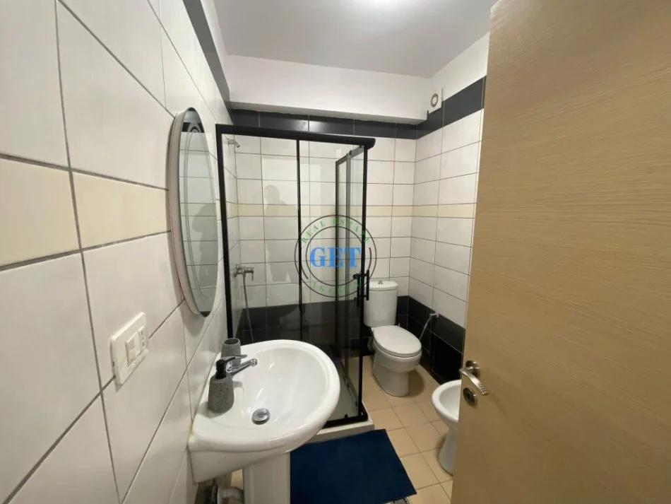 Durres, jepet me qera apartament 1+1 Kati 7, 70 m² 350 € (Shkembi i Kavajes, Durrës)