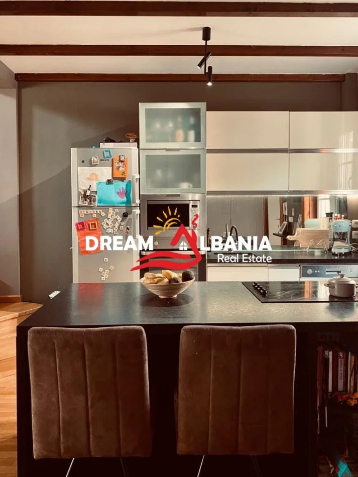 Tirane, jepet me qera Vile 4+1+Ballkon Kati 1, 180 m² 1.000 € (Prane Pallatit te Brigadave)