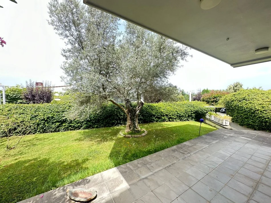 Tirane, shes Vile 3+1+Aneks+Ballkon , 475 m² (long Hill , TEG)