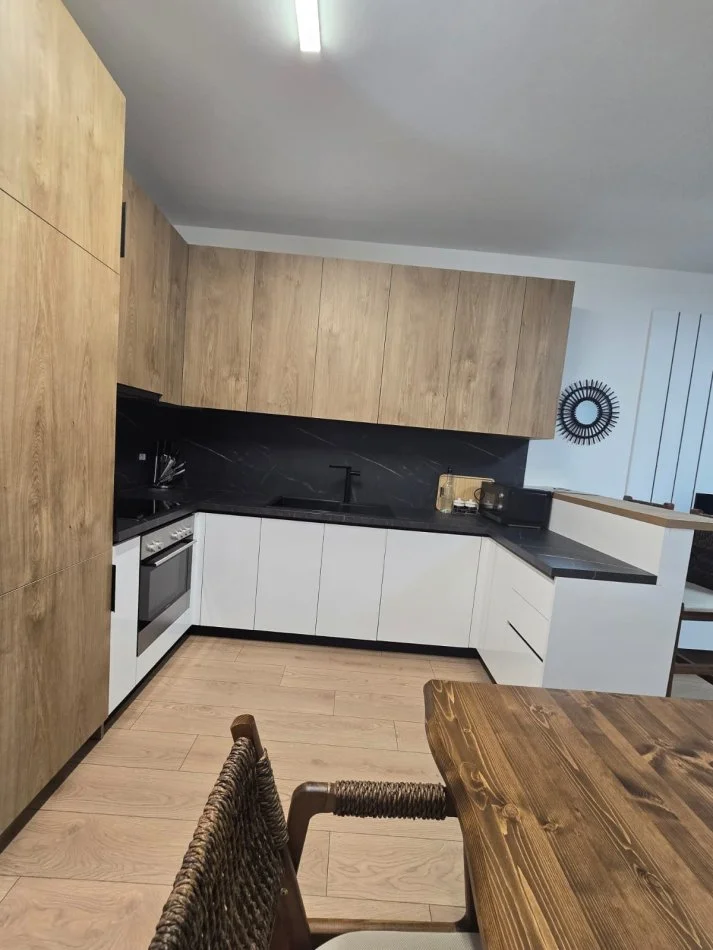 Tirane, jepet me qera apartament 2+1+Ballkon Kati 7, 104 m² 700 € (rruga 3 deshmoret)