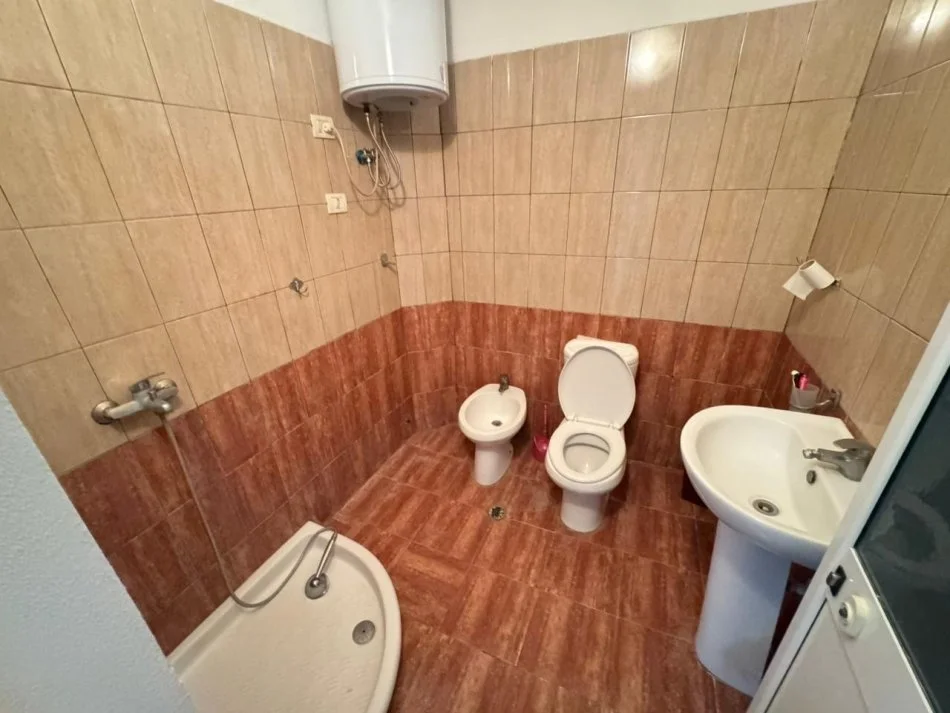 Tirane, jepet me qera apartament 1+1 Kati 1, 56 m² 300 € (Misto mame)