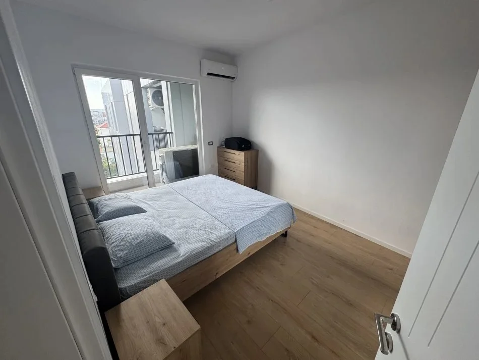Tirane, jepet me qera apartament 2+1+Aneks+Ballkon Kati 5, 95 m² 650 € (ish stacioni i trenit)
