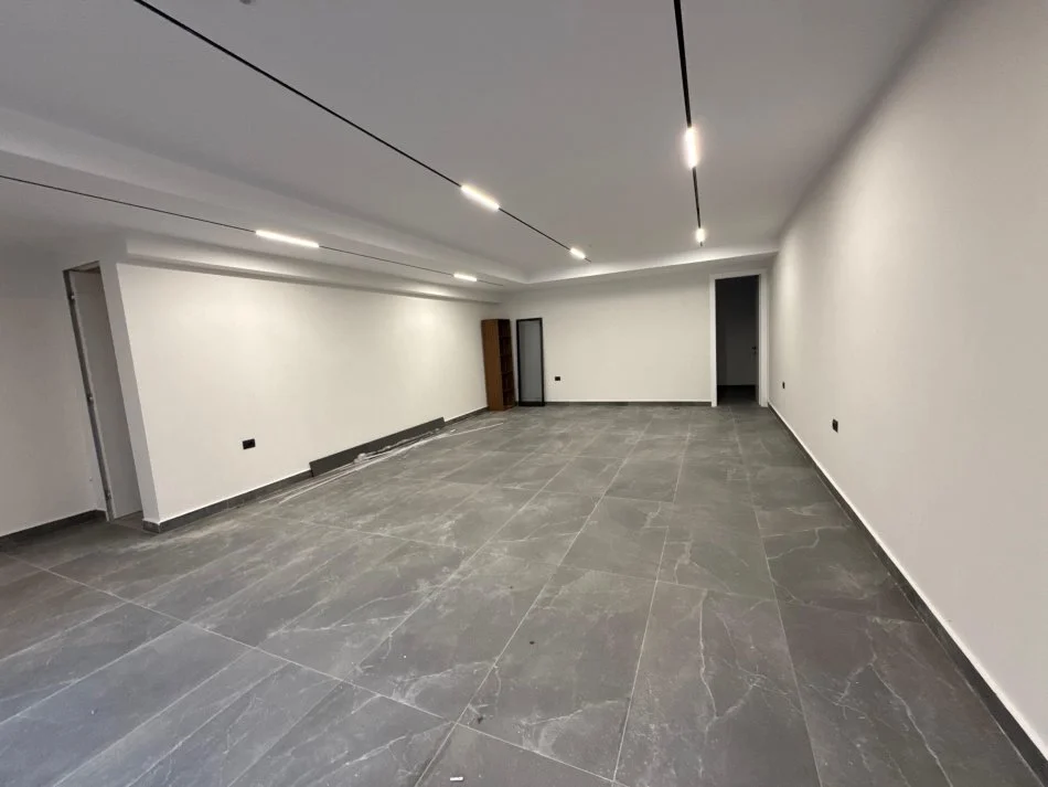 Tirane, jepet me qera apartament 4+1 Kati 1, 800 m² 4.000 € (LIQENI I THATE)