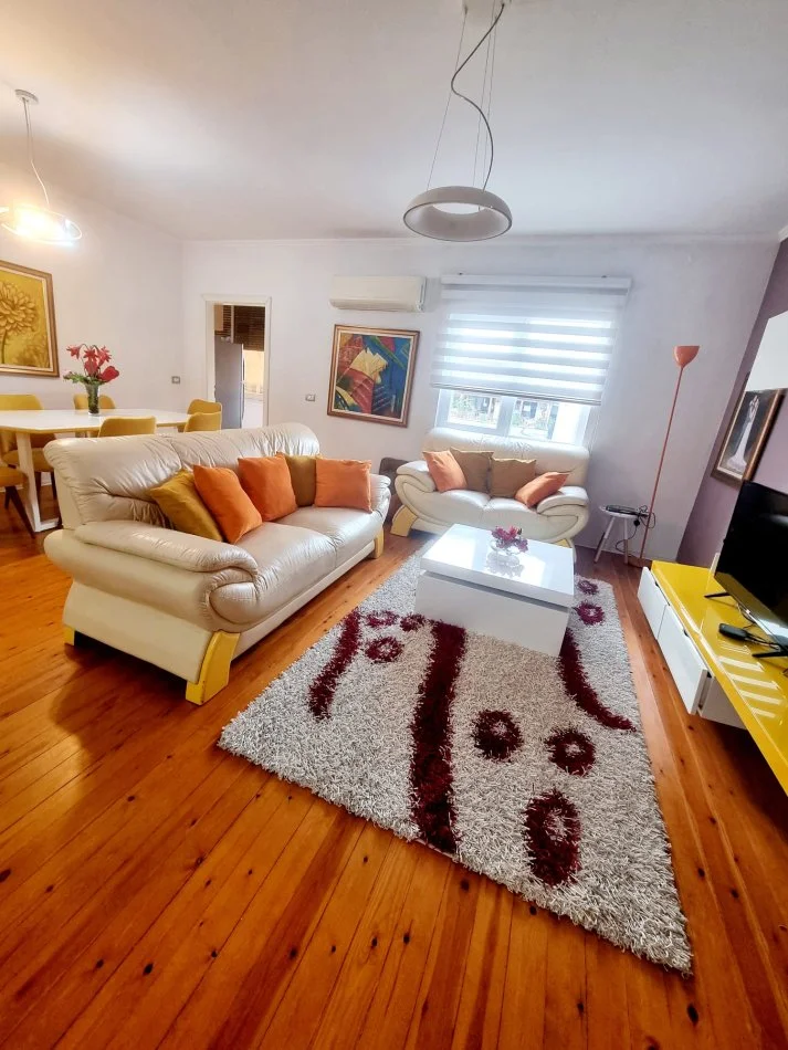 Tirane, jepet me qera apartament 2+1+Ballkon , 700 € (Rruga e Kosovareve)