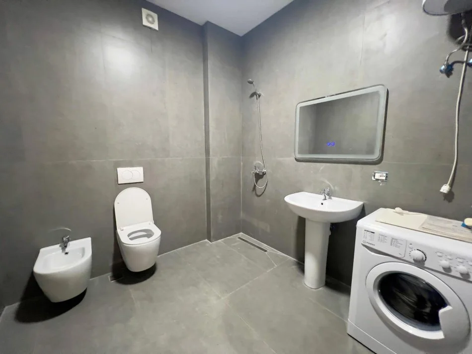 Tirane, jepet me qera apartament 2+1+Ballkon Kati 4, 101 m² 600 € (Rruga 5 Maji)