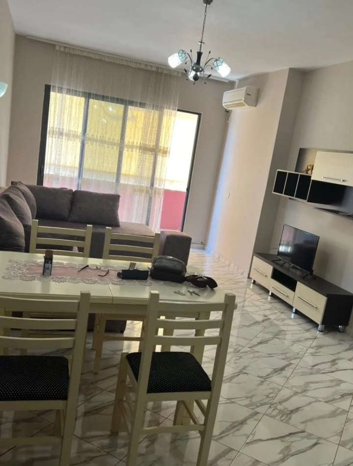 Tirane, jepet me qera apartament 2+1+Ballkon Kati 7, 100 m² 500 € (yzberisht)
