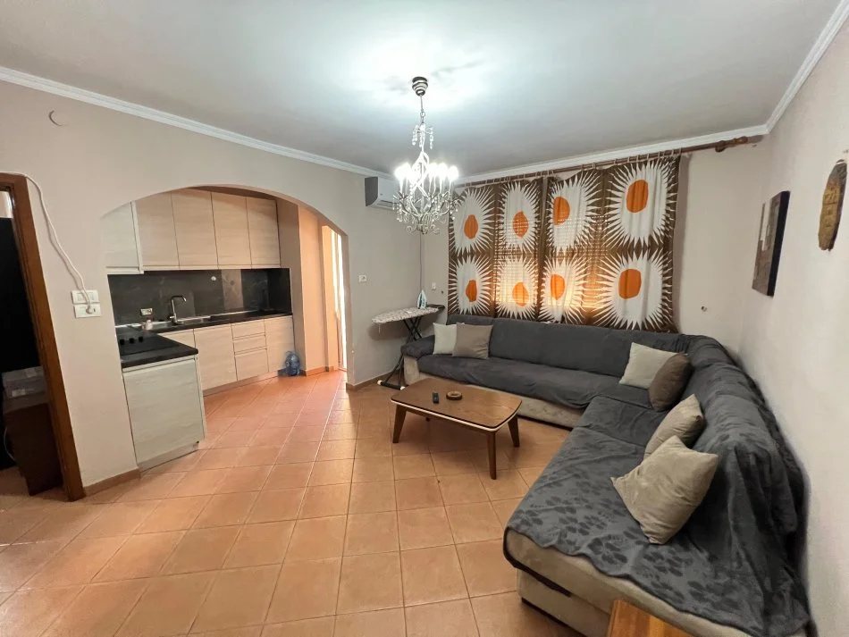 Tirane, jepet me qera apartament 1+1+Ballkon Kati 5, 56 m² 350 € (Rruga Sadik Petrela, Prane Ish Venu)