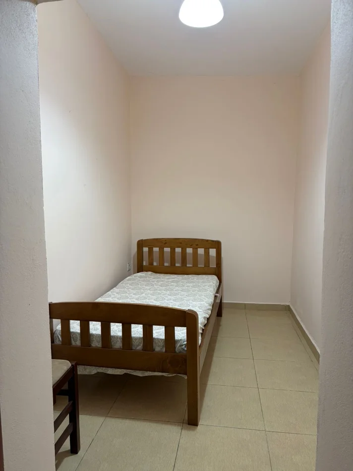 Tirane, jepet me qera garsonier 1+1+Aneks Kati 0, 50 m² 250 € (Rruga turhan pashe permeti perballe gjykates administrative)