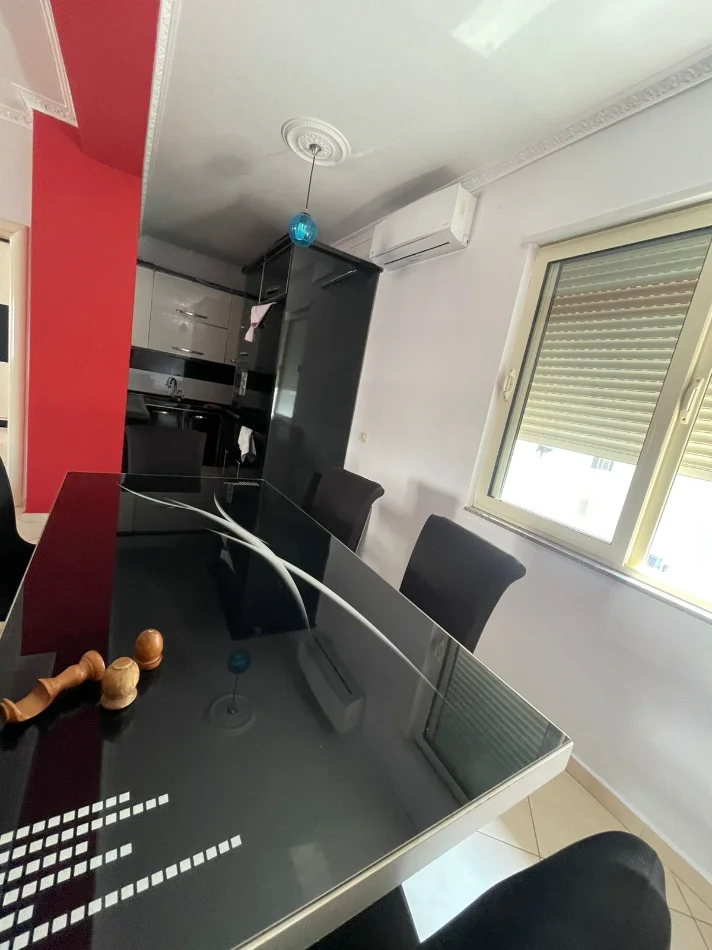 Durres, jepet me qera apartament 2+1+Ballkon Kati 4, 88 m² 450 € (plazh rrota e kuqe)