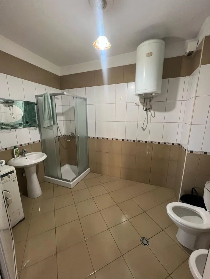 Tirane, jepet me qera apartament 2+1+Ballkon Kati 3, 94 m² 450 € (Perballe Casa Italia 2+1 Per Qera I mobiluar)