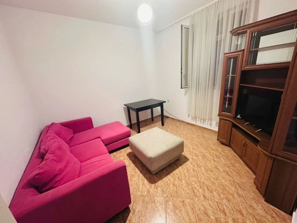Tirane, jepet me qera apartament 1+1 Kati 1, 78 m² 360 € (Zogu I Zi)