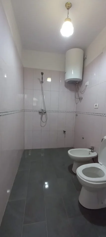 Tirane, jepet me qera shtepi 1 Katshe , 400 € (Prane Postes Selite)