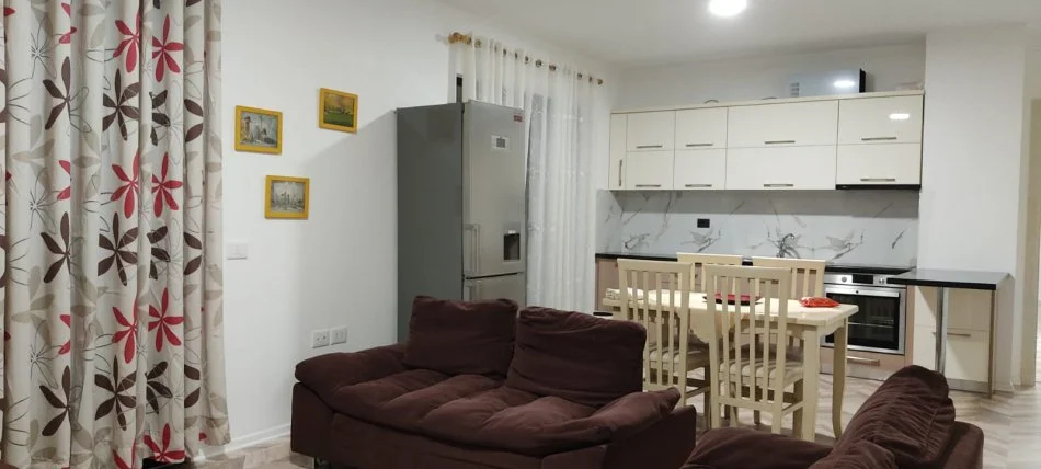 Tirane, jepet me qera apartament 2+1+Ballkon Kati 4, 120 m² 500 € (ne fund te rruges 5 Maj)
