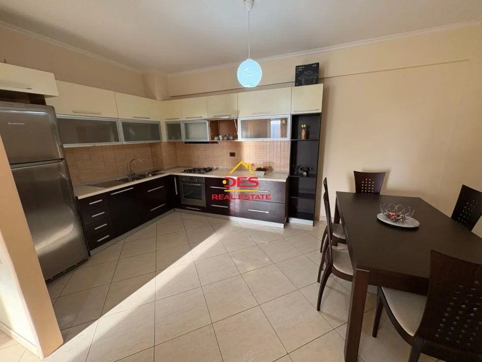 Vlore, jepet me qera apartament 2+1+Ballkon Kati 5, 110 m² 400 € (Rr 7 Nëntori)